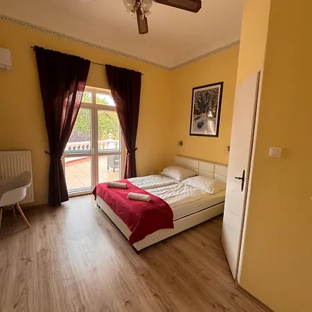Y Panzio 3* Balatonlelle