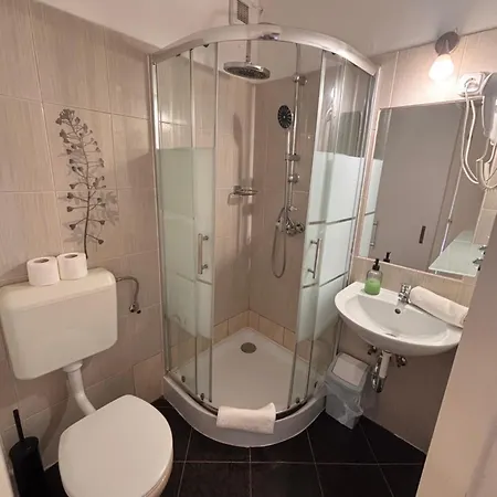 Y Panzio 3* Balatonlelle